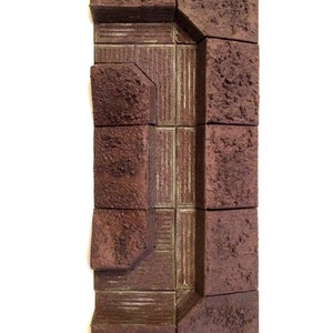 Pode incluir: Um conjunto de azulejos texturados marrons e verdes que podem ser usados para criar um modelo em miniatura de uma trincheira ou bunker.