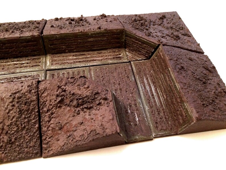 Pode incluir: Um conjunto de azulejos de pl&aacute;stico texturizados marrons e verdes que podem ser usados para criar uma trincheira para um jogo de guerra ou um jogo de miniaturas.