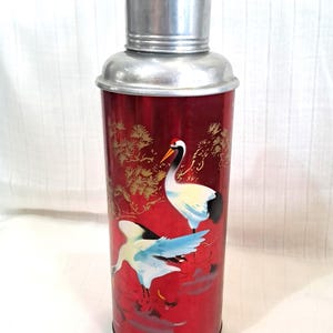 Vintage witte ooievaarsfles: aluminium kolf jaren 60, picknickdecor uit het midden van de eeuw