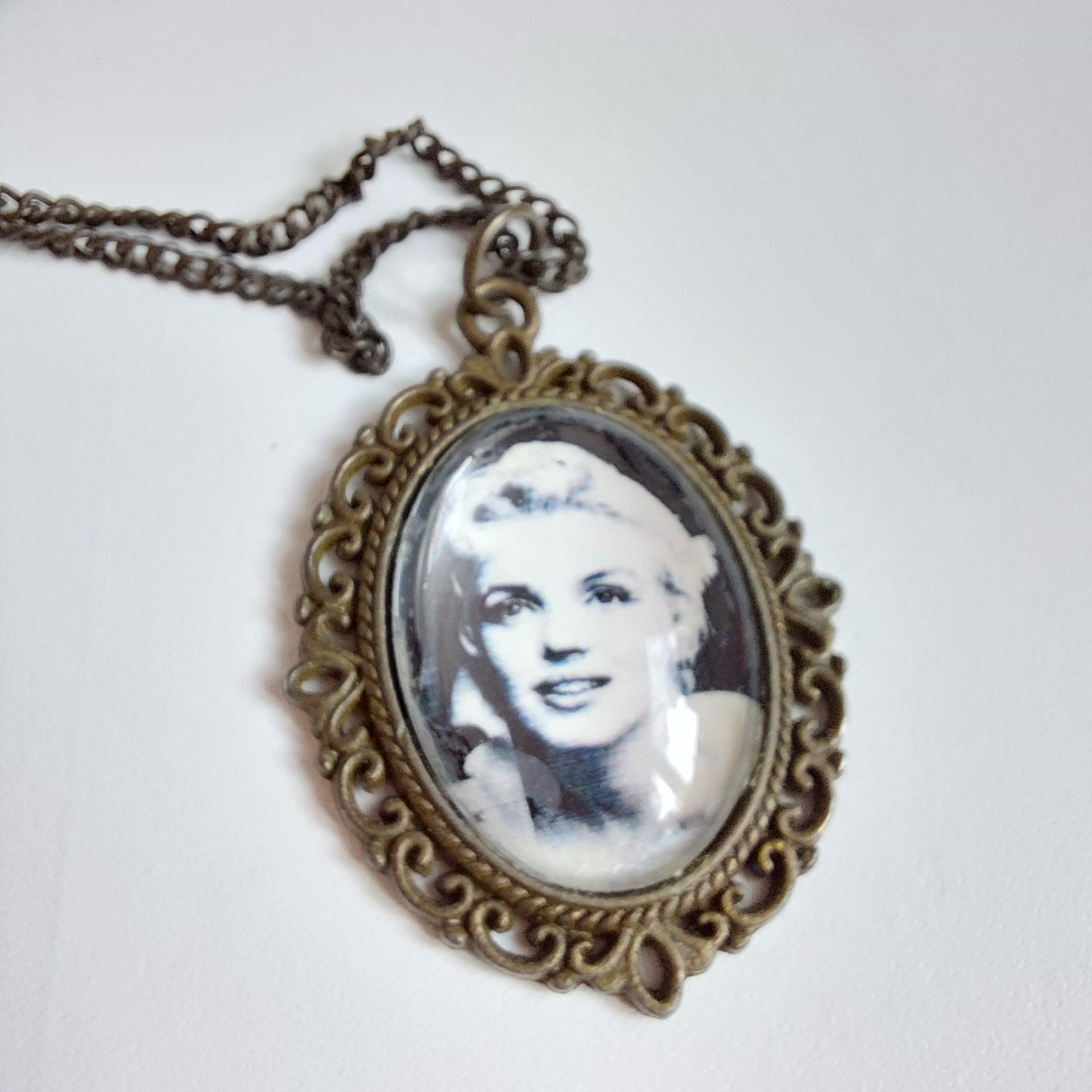 Médailon Vintage Marilyn Monroe Avec Chaîne Bronze - Collier Pendentif Style Rétro