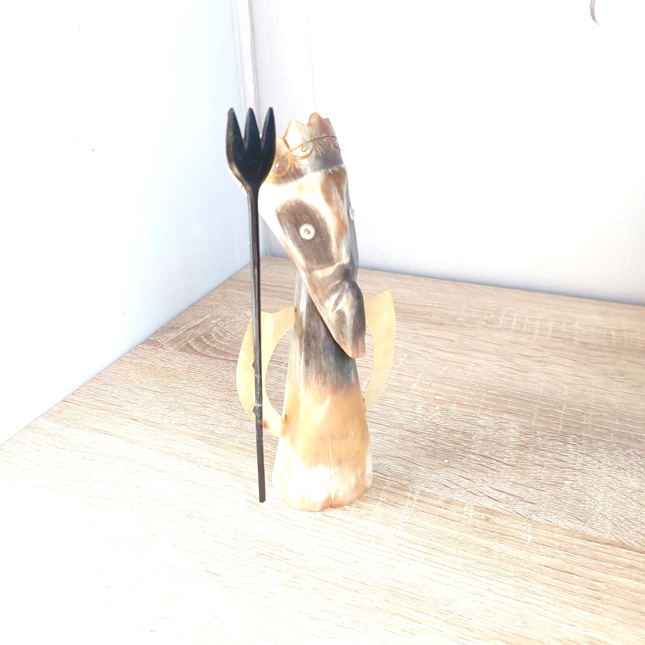 手作りの牛角製ネプチューンの像 | 1970年代のソ連製ヴィンテージ素朴