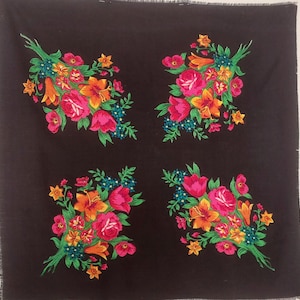 以下が含まれることがあります： 黒地にカラフルな花束の繰り返し模様が施された布地。花束はピンク、オレンジ、黄色の花と緑の葉で構成されています。