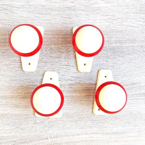 Conjunto de 2 maçanetas simples vintage vermelhas e brancas em plástico, estilo rústico soviético dos anos 1960.