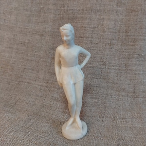 Figura de patinadora sobre hielo: estatuilla de plástico blanca femenina, figura de patinadora sobre hielo retro de 1970