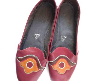 Sovjetiska mörkröda geometriska loafers - läderslip-ons från 1980-talet