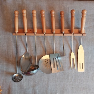 Ustensiles de cuisine rustiques avec manche en bois - Lot de 8 ustensiles de cuisine en acier avec support mural, ensemble d&#39;ustensiles polyvalents