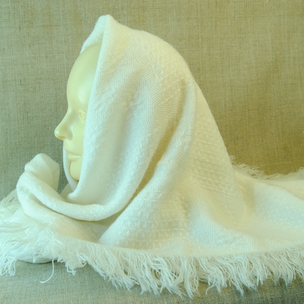 1980 - white large wrap Infants shawl made of 100% acrylic in Japan