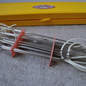 Compacte breiboxset met breinaalden, koorden, sleutels, vergrootglas, gemaakt in de USSR