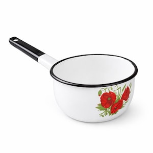 Könnte beinhalten: Weißer Emaille-Kochtopf mit schwarzem Griff und Rand. Der Kochtopf hat ein Blumendesign aus roten Mohnblumen mit grünen Blättern. Ein klassischer Küchenartikel zum Kochen und Servieren.