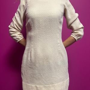 1960er Elfenbein-weißes Woll-Minikleid - maßgefertigt in der UdSSR für Hüllenwickel mit Falten, ungefähre Größe XS / S