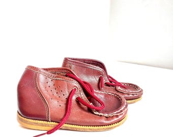 Sapatos infantis de couro marrom, tamanho 12,5 (EUA), fabricados em Uzhhorod, Ucrânia, década de 1980.