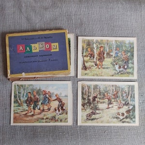 Könnte beinhalten: Ein altes Kinderbuch mit dem Titel "Album" mit bunten Illustrationen von Kindern, die in einem Wald spielen. Das Buch ist Teil einer Reihe für Erstklässler und konzentriert sich auf die Entwicklung von Sprachkenntnissen.