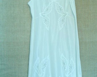 Vestido lencero vintage de encaje y nailon de los años 80: Bela Crkva Lingerie, fabricado en Yugoslavia.