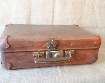 Original 1950er Jahre Kleiner hellbrauner Koffer - Pappe mit Holzkanten, funktionierendem Schloss (keine Schlüssel) und Eckverschlüssen