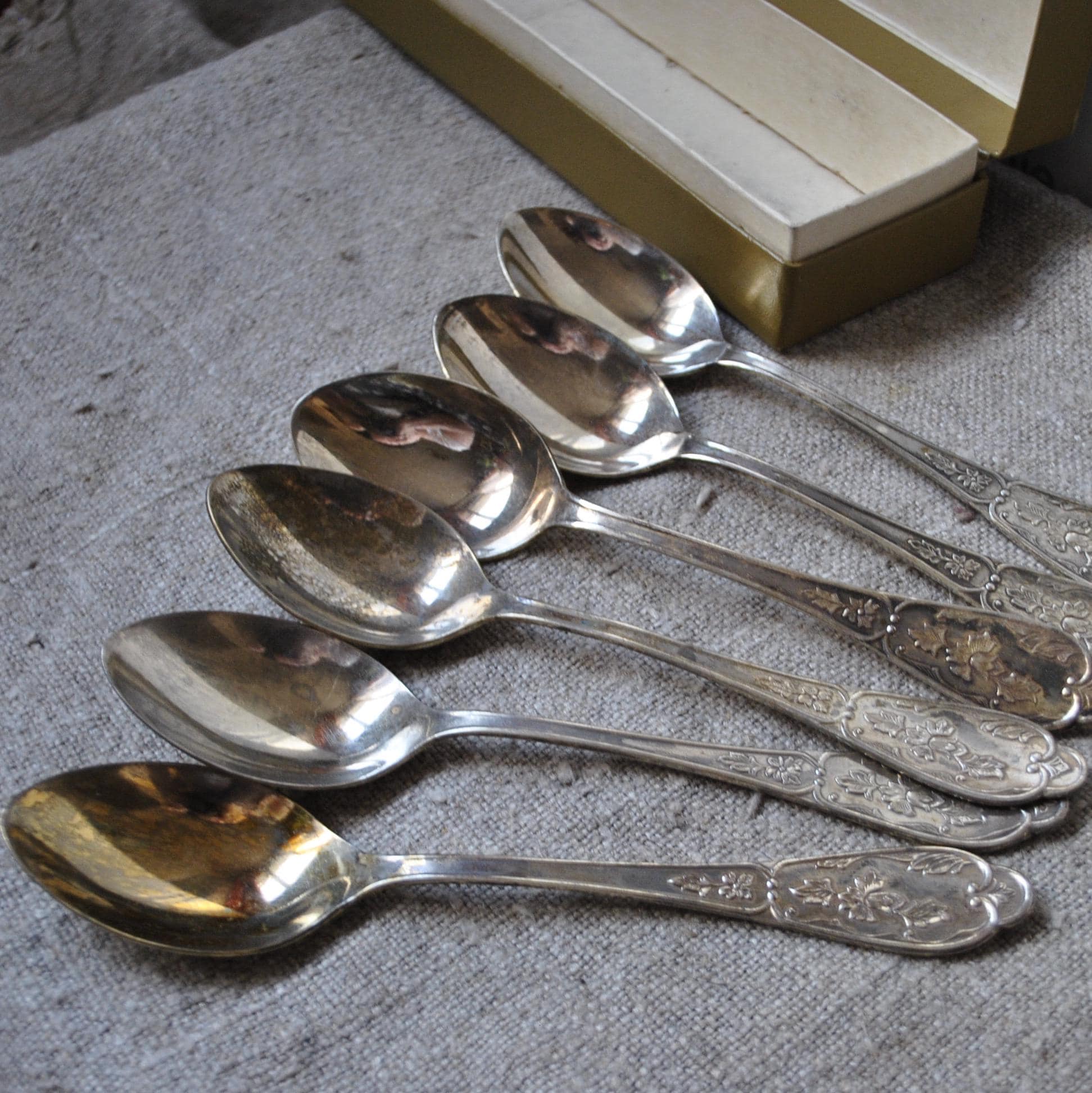 Coffret 6 Cuillères à Dessert Vintage – Métal Argenté – Russie Soviétique