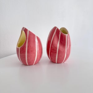 Vintage Clayburn keramik rosa randiga biomorfiska vaser par