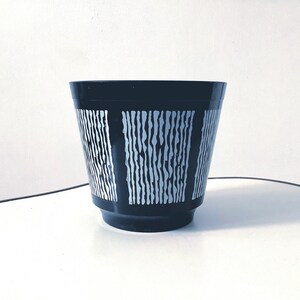 Vintage gestreepte monochrome bloempot uit de jaren 50