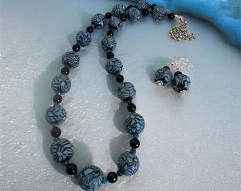 Conjunto de collar y pendientes de cuentas hechos a mano / Joyería bohemia / Pieza única