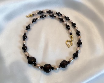 Collar de granate y perlas de agua dulce