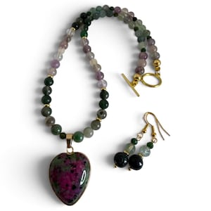 Set di collana e orecchini in rubino, zoisite, fucsia, agata muschiata e fluorite