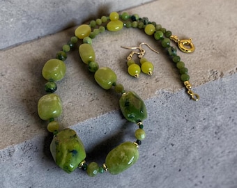 Conjunto de collar y pendientes de jade lima y jaspe.
