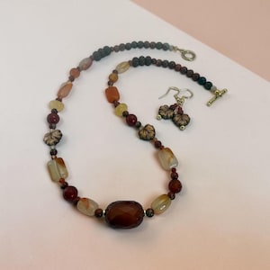 Conjunto de collar y pendientes de cuentas de hoja de cornalina, jaspe, ágata y cristal checo.