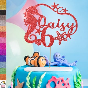 Cakeshop Personalisierte Seepferdchen unter dem Meer Glitter Cake Topper mit Streuseln | Benutzerdefinierte Farbname & Alter doppelseitiger Glitzerkarten-Topper