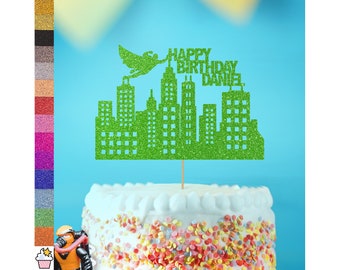 Geburtstags-Glitzer-Tortenauflage von Cakeshop | Individuelle Farbe Jeder Name Superheld Dekoration | Fliegender Held über Silhouetted City