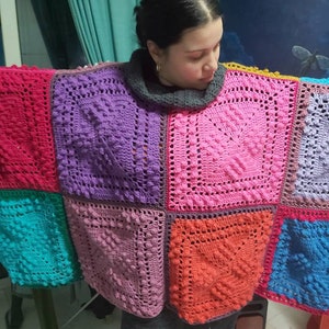 Häkeln Sie farbigen Poncho übergroß mit Pop-Mais-Stichen