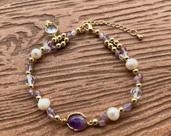 Elegante bracciale semiprezioso nei colori bianco, malva e oro, con ametista, cacoxenite, cristallo di rocca e cristallo di quarzo, placcato in oro.