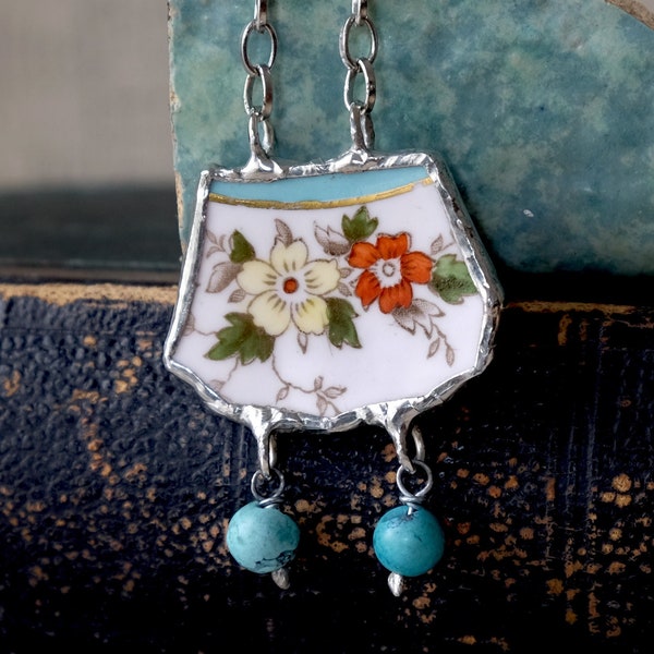Collar de porcelana rota colgante floral con borde turquesa Antiguo vintage hecho a mano. Cuentas de turquesa natural para la suerte, la curación y el espíritu.