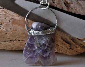 Pendentif en cristal d'améthyste à chevrons. Pierre naturelle violette et blanche, symbole de paix, d'espoir, de courage et de guérison. Collier fait main et soudé.