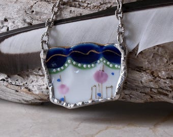Collier japonais cassé en porcelaine, fleurs peintes à la main, fleurs bleues vertes, or rose Collier soudé vintage ancien recyclé en porcelaine du Japon.