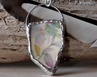 Pendentif en porcelaine brisée aquarelle fleurs pastel rose bleu vert violet Collier soudé fait main en assiette recyclée.