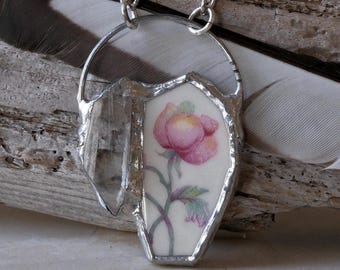 Collier en porcelaine cassée, pendentif floral rose bouton de rose avec quartz clair pour la divination, la protection et la guérison. Pendentif vintage fait main et recyclé.