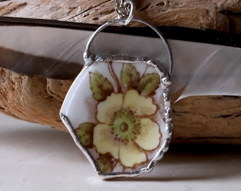 Pendentif en porcelaine cassée grand collier de fleurs florales jaunes avec bord doré Plaque antique vintage recyclée et soudée à la main