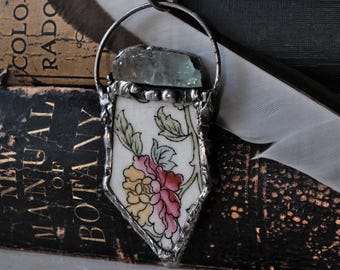 Pendentif floral en porcelaine brisée et calcite verte pour la prospérité, le succès et la manifestation Patine gris bronze Antiquités soudées à la main