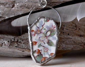 Grand pendentif fleurs blanches cassées en porcelaine, fleurs blanches vertes et marrons Collier ancien vintage recyclé soudé à la main.