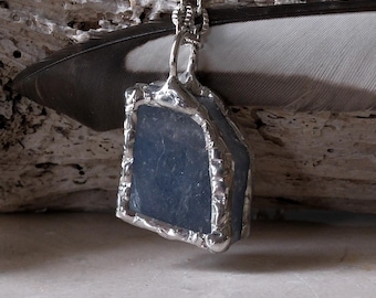 Collier avec pendentif en calcite bleue naturelle Pierre mystique soudée à la main pour une relaxation, une clarté et une guérison émotionnelle.
