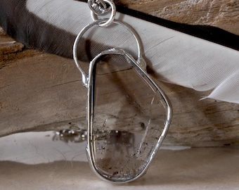 Collier pendentif en pierre de quartz fumé. Bijou soudé fait main. Pierre mystique pour l'ancrage, bannissement de la négativité, du stress et de l'anxiété.