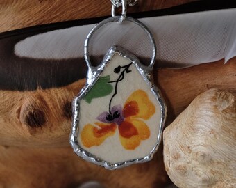 Collier en porcelaine cassée rétro vintage en forme de larme de fleurs avec des fleurs rouges jaunes et vertes, pendentif vintage recyclé soudé à la main.