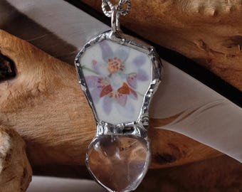 Pendentif en porcelaine cassée, orchidée florale pastel avec quartz Quartz clair pour une protection divinatoire de guérison Collier soudé main recyclé.