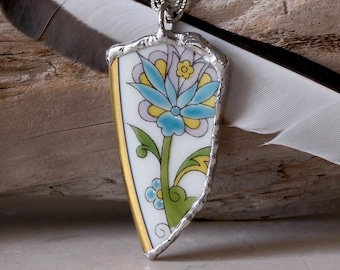 Collier en porcelaine brisée motif cachemire bleu violet vert floral avec bordure dorée Rétro vintage Noritake Japon Cyril Pendentif soudé fait main.