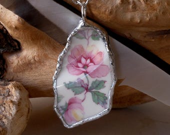 Grand pendentif cassé en porcelaine, collier de fleurs roses, jaunes et vertes Assiette ancienne vintage recyclée et soudée à la main.