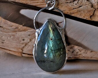 Pendentif en labradorite taillée à la main. Pierre mystique naturelle bleu-vert arc-en-ciel, symbole de transformation, d'imagination et de protection. Collier fait main.