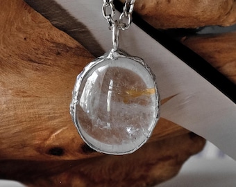 Pendentif de jardin naturel en quartz avec inclusion d'or Collier soudé fait main Pierre mystique pour la transformation de l'inspiration curative