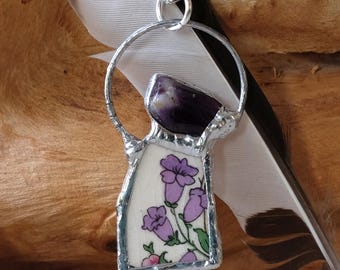 Collier en porcelaine cassée avec pendentif floral fait main en améthyste violette et fleurs. Pierre mystique pour la paix, l'espoir, le courage et la guérison.