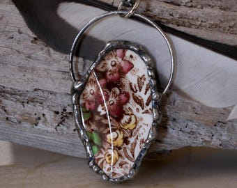 Pendentif en porcelaine cassée, fleurs antiques brun jaune rouge avec patine gris bronze Collier ancien vintage recyclé fait main et soudé.
