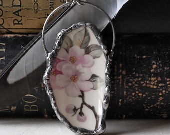 Pendentif en porcelaine cassée à motif de fleurs de cerisier, fleurs roses et vertes, patine gris anthracite, collier vintage antique recyclé et soudé à la main.