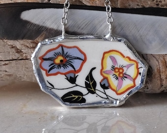 Collier en porcelaine cassée, motif floral bleu et jaune avec pendentif noir. Collier rétro vintage à fleurs de liseron, fait main et soudé.